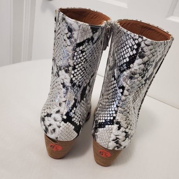 Beast Fashion Snakeprint Booties Size 6.5, Stylish, Chic, City - Picture 6 of 12